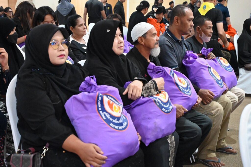 มูลนิธิอาสาเพื่อนพึ่ง (ภาฯ) ยามยาก สภากาชาดไทย เชิญถุงยังชีพพระราชทาน 12,600 ถุง มอบแก่ผู้ประสบอุทกภัยในพื้นที่ 5 จังหวัดชายแดนภาคใต้ (จังหวัดสตูล สงขลา ปัตตานี ยะลา และนราธิวาส) มูลนิธิอาสาเพื่อนพึ่ง (ภาฯ) ยามยาก สภากาชาดไทย เชิญถุงยังชีพพระราชทาน 12,600 ถุง มอบแก่ผู้ประสบอุทกภัยในพื้นที่ 5 จังหวัดชายแดนภาคใต้ (จังหวัดสตูล สงขลา ปัตตานี ยะลา และนราธิวาส)