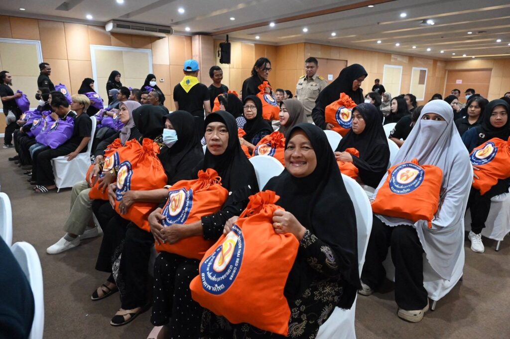 มูลนิธิอาสาเพื่อนพึ่ง (ภาฯ) ยามยาก สภากาชาดไทย เชิญถุงยังชีพพระราชทาน 12,600 ถุง มอบแก่ผู้ประสบอุทกภัยในพื้นที่ 5 จังหวัดชายแดนภาคใต้ (จังหวัดสตูล สงขลา ปัตตานี ยะลา และนราธิวาส) มูลนิธิอาสาเพื่อนพึ่ง (ภาฯ) ยามยาก สภากาชาดไทย เชิญถุงยังชีพพระราชทาน 12,600 ถุง มอบแก่ผู้ประสบอุทกภัยในพื้นที่ 5 จังหวัดชายแดนภาคใต้ (จังหวัดสตูล สงขลา ปัตตานี ยะลา และนราธิวาส)