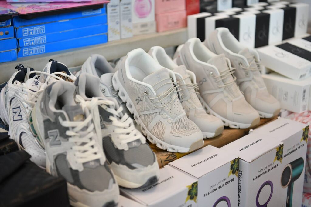 กรมทรัพย์สินทางปัญญา กรมศุลกากร ทำงานเชิงรุกโชว์ผล 3 เดือน จับกุม “สินค้าละเมิดเครื่องหมายการค้าและลิขสิทธ์” ทั้งนาฬิกาหรู กระเป๋า รองเท้า แบรนด์เนม น้ำหอมและอื่นๆ กว่า 80,000 ชิ้น มูลค่ารวมกว่า 708 ล้านบาท กรมทรัพย์สินทางปัญญา กรมศุลกากร ทำงานเชิงรุกโชว์ผล 3 เดือน จับกุม “สินค้าละเมิดเครื่องหมายการค้าและลิขสิทธ์” ทั้งนาฬิกาหรู กระเป๋า รองเท้า แบรนด์เนม น้ำหอมและอื่นๆ กว่า 80,000 ชิ้น มูลค่ารวมกว่า 708 ล้านบาท