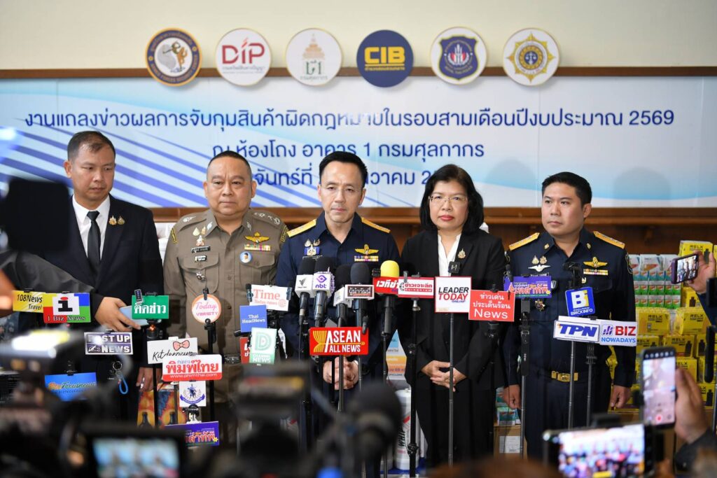 กรมทรัพย์สินทางปัญญา กรมศุลกากร ทำงานเชิงรุกโชว์ผล 3 เดือน จับกุม “สินค้าละเมิดเครื่องหมายการค้าและลิขสิทธ์” ทั้งนาฬิกาหรู กระเป๋า รองเท้า แบรนด์เนม น้ำหอมและอื่นๆ กว่า 80,000 ชิ้น มูลค่ารวมกว่า 708 ล้านบาท กรมทรัพย์สินทางปัญญา กรมศุลกากร ทำงานเชิงรุกโชว์ผล 3 เดือน จับกุม “สินค้าละเมิดเครื่องหมายการค้าและลิขสิทธ์” ทั้งนาฬิกาหรู กระเป๋า รองเท้า แบรนด์เนม น้ำหอมและอื่นๆ กว่า 80,000 ชิ้น มูลค่ารวมกว่า 708 ล้านบาท