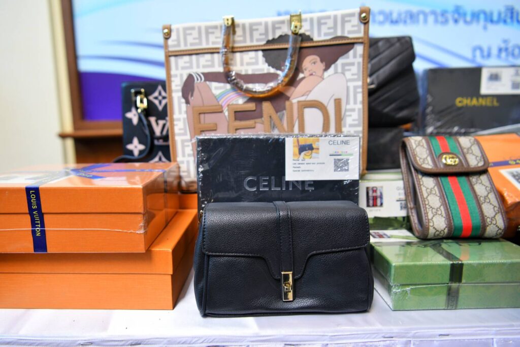 กรมทรัพย์สินทางปัญญา กรมศุลกากร ทำงานเชิงรุกโชว์ผล 3 เดือน จับกุม “สินค้าละเมิดเครื่องหมายการค้าและลิขสิทธ์” ทั้งนาฬิกาหรู กระเป๋า รองเท้า แบรนด์เนม น้ำหอมและอื่นๆ กว่า 80,000 ชิ้น มูลค่ารวมกว่า 708 ล้านบาท กรมทรัพย์สินทางปัญญา กรมศุลกากร ทำงานเชิงรุกโชว์ผล 3 เดือน จับกุม “สินค้าละเมิดเครื่องหมายการค้าและลิขสิทธ์” ทั้งนาฬิกาหรู กระเป๋า รองเท้า แบรนด์เนม น้ำหอมและอื่นๆ กว่า 80,000 ชิ้น มูลค่ารวมกว่า 708 ล้านบาท