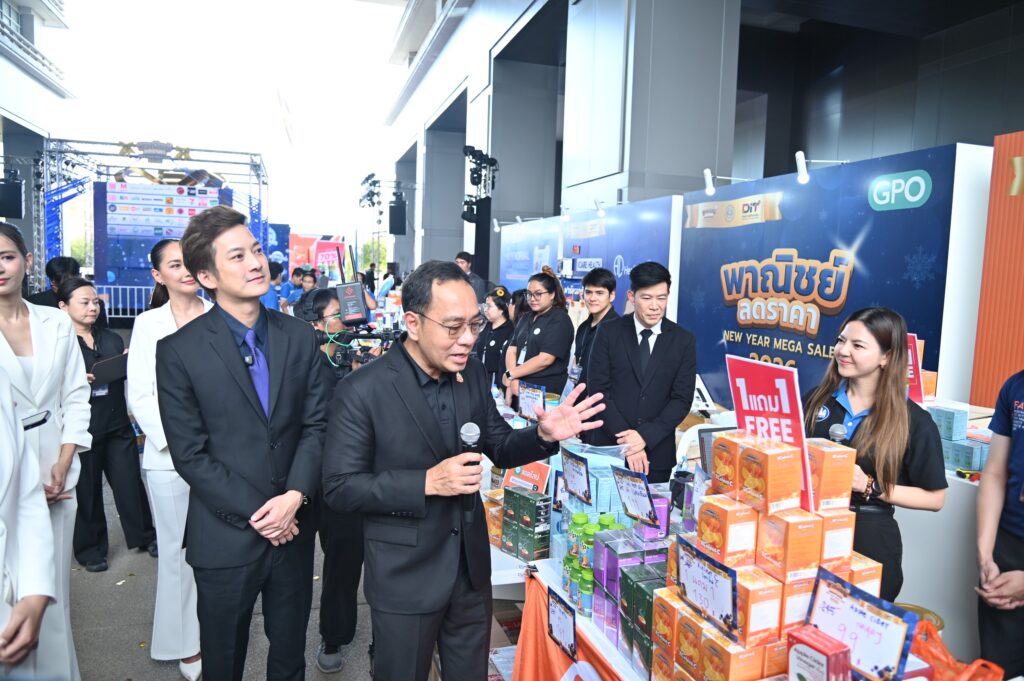 “พาณิชย์” เปิดกล่องของขวัญใบใหญ่ “New Year Mega Sale 2026” ลดสูงสุด 80% ต่อเนื่องข้ามปีถึง 2569 คาดลดค่าครองชีพ กว่า 5,000 ล้านบาท “พาณิชย์” เปิดกล่องของขวัญใบใหญ่ “New Year Mega Sale 2026” ลดสูงสุด 80% ต่อเนื่องข้ามปีถึง 2569 คาดลดค่าครองชีพ กว่า 5,000 ล้านบาท