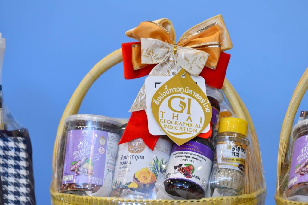 “พาณิชย์” จัดกระเช้า “GI ไทย ส่งสุขปีใหม่ สุขใจชุมชน”ชูแคมเปญส่งเสริมการตลาด GI ในรูปแบบกระเช้าปีใหม่GI นานาชนิด หนุนเสริมแกร่งผู้ประกอบการไทย สร้างรายได้สู่ชุมชนอย่างยั่งยืน