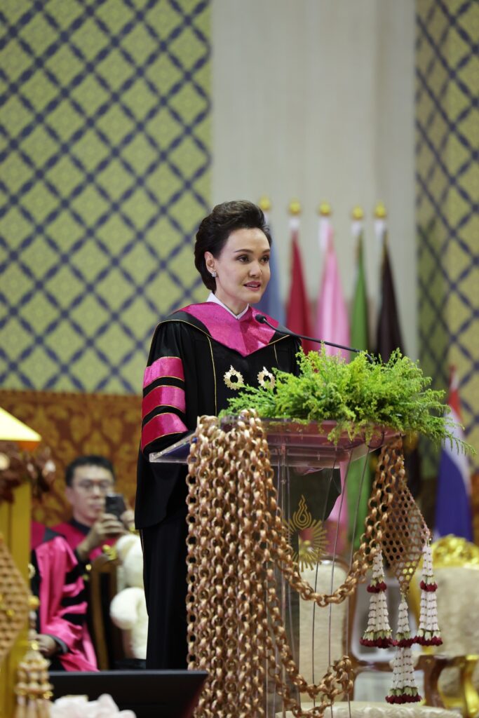 “ศุภจี สุธรรมพันธุ์” รมว.พาณิชย์ รับปริญญาดุษฎีบัณฑิตกิตติมศักดิ์ ม.รังสิต มอบต้นแบบบุคคล 3 ประเภท แก่บัณฑิตรุ่นใหม่ ให้เป็นพลังที่งดงามของสังคม