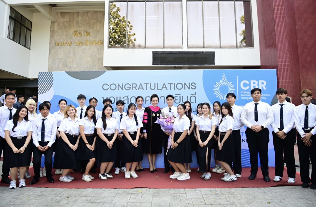 “ศุภจี สุธรรมพันธุ์” รมว.พาณิชย์ รับปริญญาดุษฎีบัณฑิตกิตติมศักดิ์ ม.รังสิต มอบต้นแบบบุคคล 3 ประเภท แก่บัณฑิตรุ่นใหม่ ให้เป็นพลังที่งดงามของสังคม