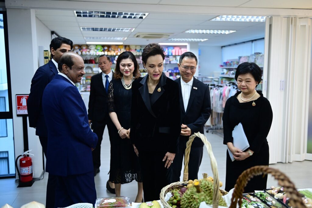 รมว.พาณิชย์ ร่วมแสดงความยินดีพร้อมหารือผู้บริหาร LuLu Group International ค้าปลีกชั้นนำ ซาอุฯ เปิดสำนักงานจัดซื้อสินค้าแห่งใหม่ในไทย เพิ่มนำเข้าสินค้าไทยป้อนตะวันออกกลางและตลาดโลก รมว.พาณิชย์ ร่วมแสดงความยินดีพร้อมหารือผู้บริหาร LuLu Group International ค้าปลีกชั้นนำ ซาอุฯ เปิดสำนักงานจัดซื้อสินค้าแห่งใหม่ในไทย เพิ่มนำเข้าสินค้าไทยป้อนตะวันออกกลางและตลาดโลก