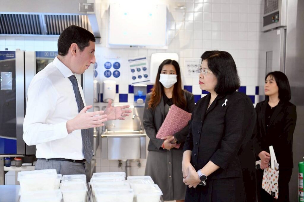 กรมทรัพย์สินทางปัญญา พบหารือผู้บริหารสถาบันสอนทำอาหาร เลอ กอร์ดอง เบลอ ดุสิต ดันวัตถุดิบสินค้า GI ลงในหลักสูตรอาหารระดับพรีเมียม พร้อมร่วมเผยแพร่ความรู้เกี่ยวกับ GI ไทย ผ่านกิจกรรมต่างๆ ของสถาบันสนองต่อนโยบาย Quick Big Win ของกระทรวงพาณิชย์ กรมทรัพย์สินทางปัญญา พบหารือผู้บริหารสถาบันสอนทำอาหาร เลอ กอร์ดอง เบลอ ดุสิต ดันวัตถุดิบสินค้า GI ลงในหลักสูตรอาหารระดับพรีเมียม พร้อมร่วมเผยแพร่ความรู้เกี่ยวกับ GI ไทย ผ่านกิจกรรมต่างๆ ของสถาบันสนองต่อนโยบาย Quick Big Win ของกระทรวงพาณิชย์