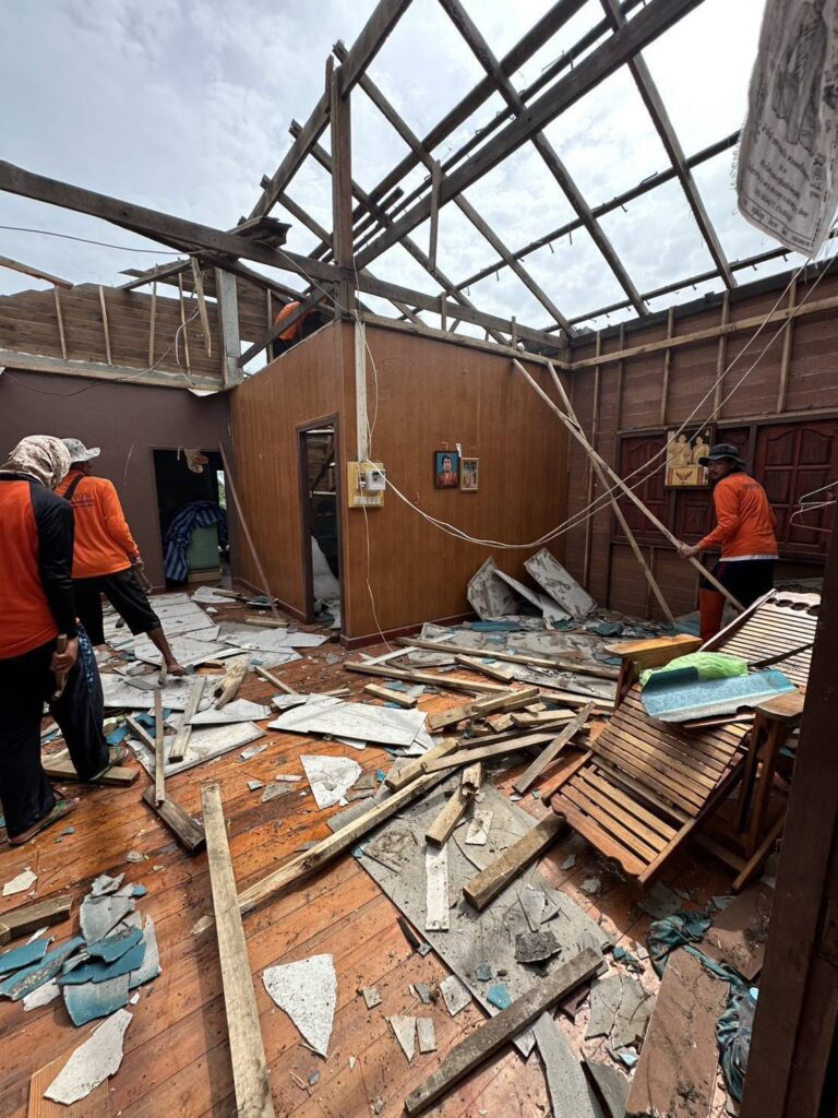 ธารน้ำใจสู่แดนด้ามขวาน! ‘เพื่อนพึ่ง (ภาฯ)’ ผนึก ‘เต็ดตรา แพ้ค’ ส่งหลังคา Green Roof กู้ซากบ้านผู้ประสบภัยสงขลา มูลค่าเฉียด 9 แสน! ธารน้ำใจสู่แดนด้ามขวาน! ‘เพื่อนพึ่ง (ภาฯ)’ ผนึก ‘เต็ดตรา แพ้ค’ ส่งหลังคา Green Roof กู้ซากบ้านผู้ประสบภัยสงขลา มูลค่าเฉียด 9 แสน!