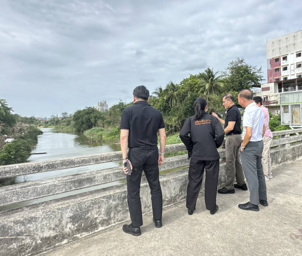 ผู้บริหารมูลนิธิ เพื่อนพึ่งภาฯเข้าเยี่ยมช่วยเตรียมพื้นที่ชายขอบหาดใหญ่ จุดปะทะของน้ำแรกเช้า2คลองหลัก ผู้บริหารมูลนิธิ เพื่อนพึ่งภาฯเข้าเยี่ยมช่วยเตรียมพื้นที่ชายขอบหาดใหญ่ จุดปะทะของน้ำแรกเช้า2คลองหลัก