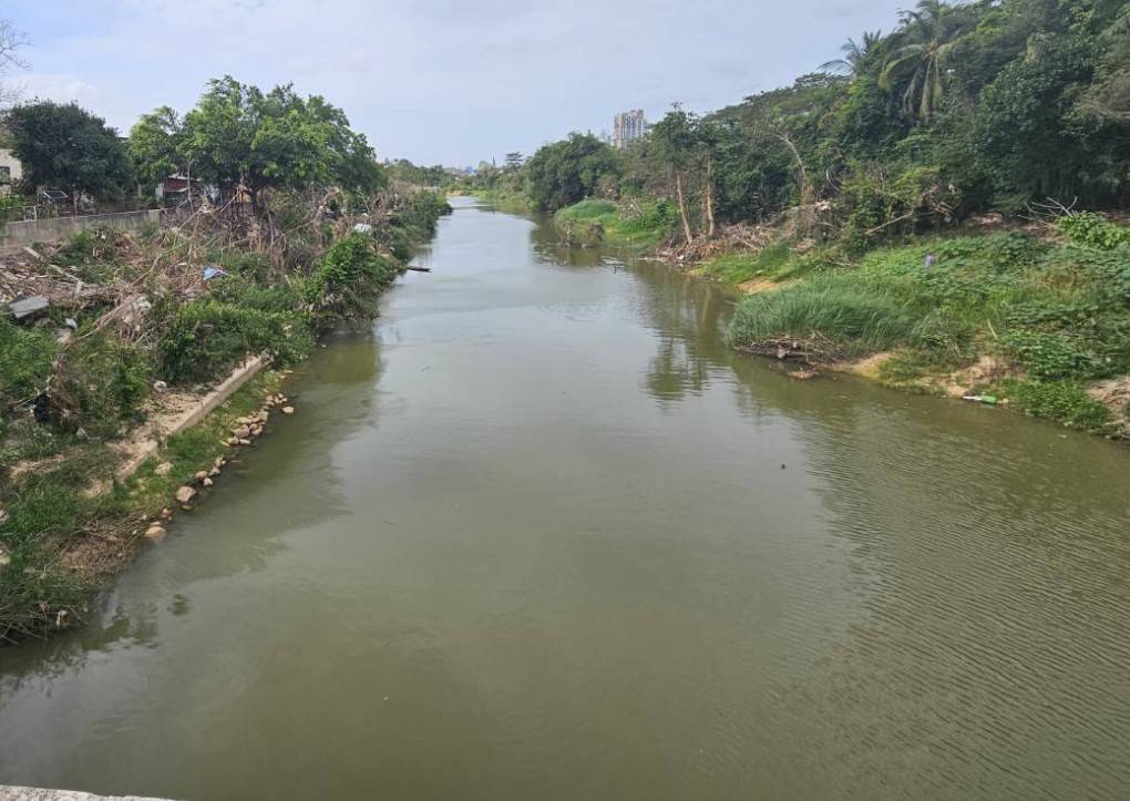 ผู้บริหารมูลนิธิ เพื่อนพึ่งภาฯเข้าเยี่ยมช่วยเตรียมพื้นที่ชายขอบหาดใหญ่ จุดปะทะของน้ำแรกเช้า2คลองหลัก ผู้บริหารมูลนิธิ เพื่อนพึ่งภาฯเข้าเยี่ยมช่วยเตรียมพื้นที่ชายขอบหาดใหญ่ จุดปะทะของน้ำแรกเช้า2คลองหลัก