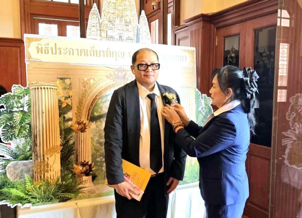 "ดร.วิชัย" รับรางวัล “โพธิพุทธคยา” ผู้ทำคุณประโยชน์ต่อพระพุทธศาสนาและสังคม "ดร.วิชัย" รับรางวัล “โพธิพุทธคยา” ผู้ทำคุณประโยชน์ต่อพระพุทธศาสนาและสังคม