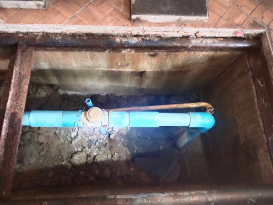 ซื้อบ้านอยู่ 6 ปี เจอบ่อบาดาลลึก 200 เมตรกลางบ้าน ถูกปิดทับใต้กระเบื้อง ร้องหลายหน่วยงานไร้คำตอบ ซื้อบ้านอยู่ 6 ปี เจอบ่อบาดาลลึก 200 เมตรกลางบ้าน ถูกปิดทับใต้กระเบื้อง ร้องหลายหน่วยงานไร้คำตอบ