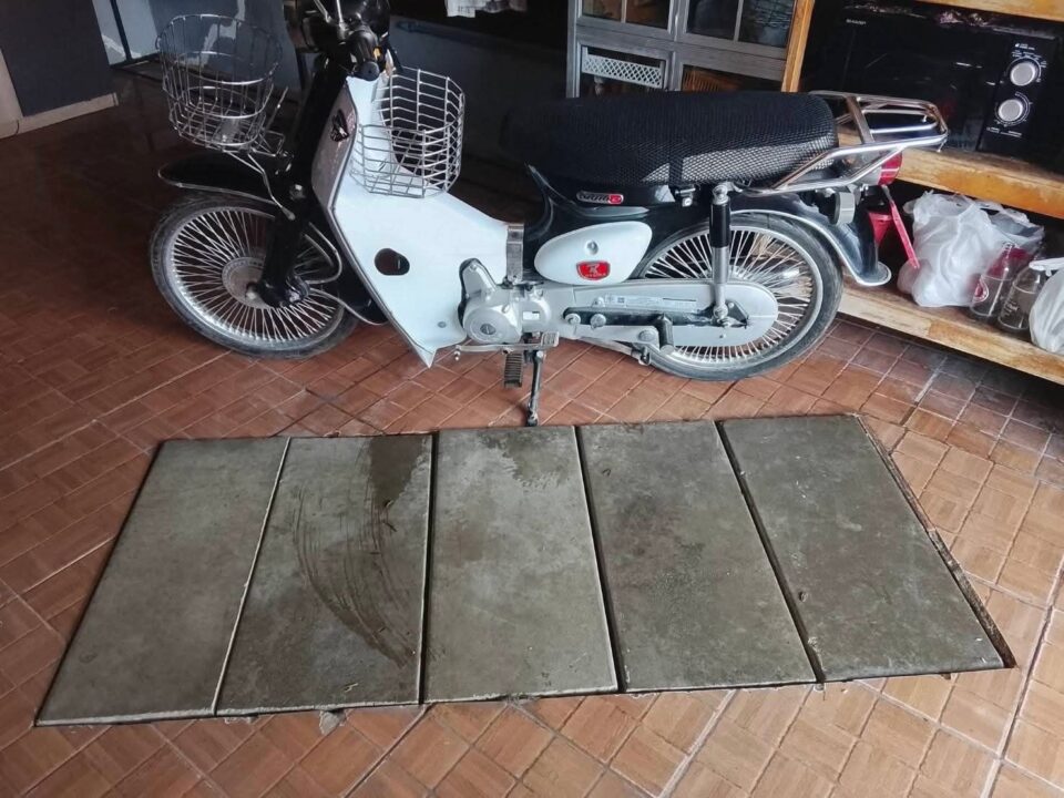 ซื้อบ้านอยู่ 6 ปี เจอบ่อบาดาลลึก 200 เมตรกลางบ้าน ถูกปิดทับใต้กระเบื้อง ร้องหลายหน่วยงานไร้คำตอบ ซื้อบ้านอยู่ 6 ปี เจอบ่อบาดาลลึก 200 เมตรกลางบ้าน ถูกปิดทับใต้กระเบื้อง ร้องหลายหน่วยงานไร้คำตอบ