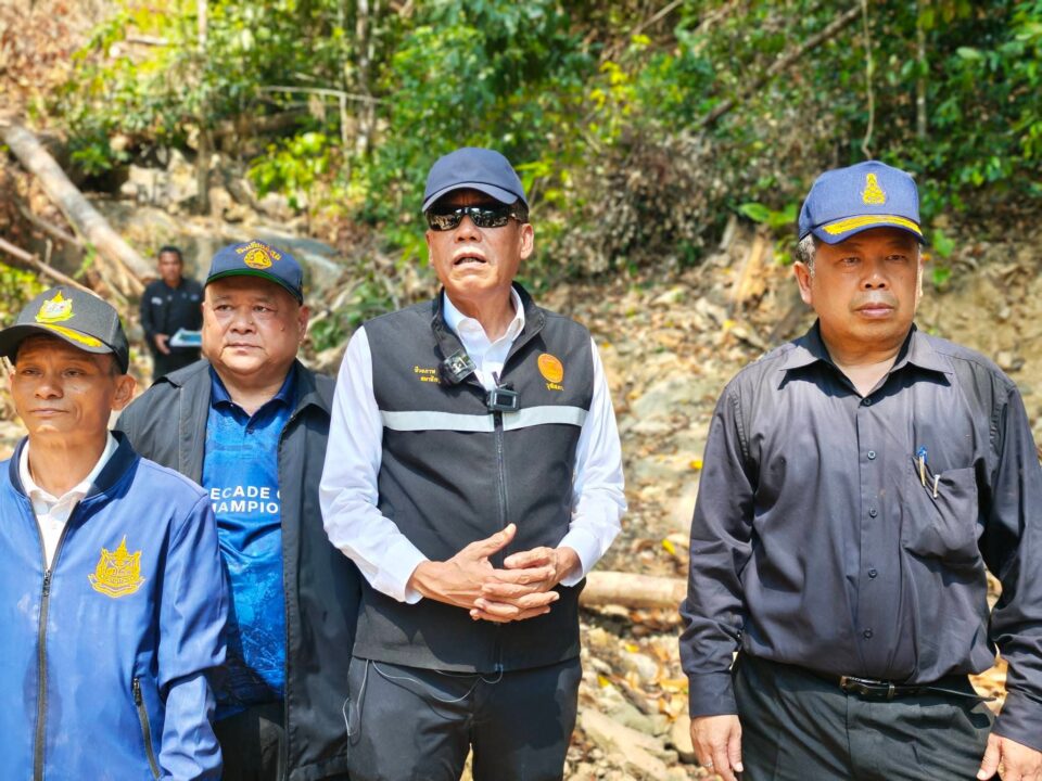 กมธ.สิ่งแวดล้อม วุฒิสภา ลุยตรวจป่าต้นน้ำระนองแหว่ง "สว.ชีวะภาพ" ลั่นน่าเกลียดมาก จ่อลากคอตัวการ-ยึดทรัพย์เกลี้ยง กมธ.สิ่งแวดล้อม วุฒิสภา ลุยตรวจป่าต้นน้ำระนองแหว่ง "สว.ชีวะภาพ" ลั่นน่าเกลียดมาก จ่อลากคอตัวการ-ยึดทรัพย์เกลี้ยง