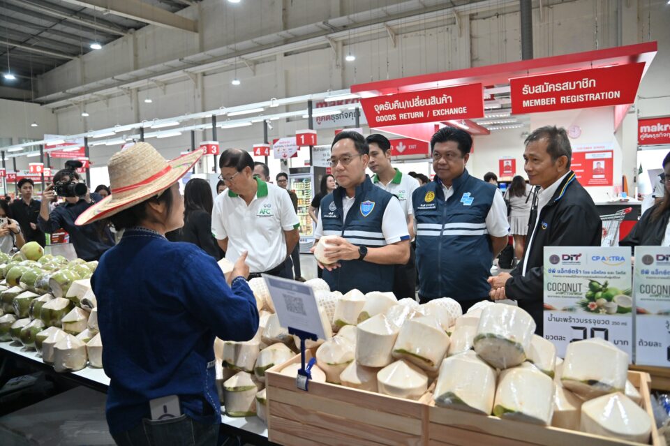 กรมการค้าภายใน ผนึก CP Axtra เร่งระบายมะพร้าวน้ำหอมผ่านแม็คโคร–โลตัส 2,600 สาขาทั่วประเทศ ดันราคาหน้าสวนดีขึ้น คาดเมษายนขยับต่อเนื่อง กรมการค้าภายใน ผนึก CP Axtra เร่งระบายมะพร้าวน้ำหอมผ่านแม็คโคร–โลตัส 2,600 สาขาทั่วประเทศ ดันราคาหน้าสวนดีขึ้น คาดเมษายนขยับต่อเนื่อง