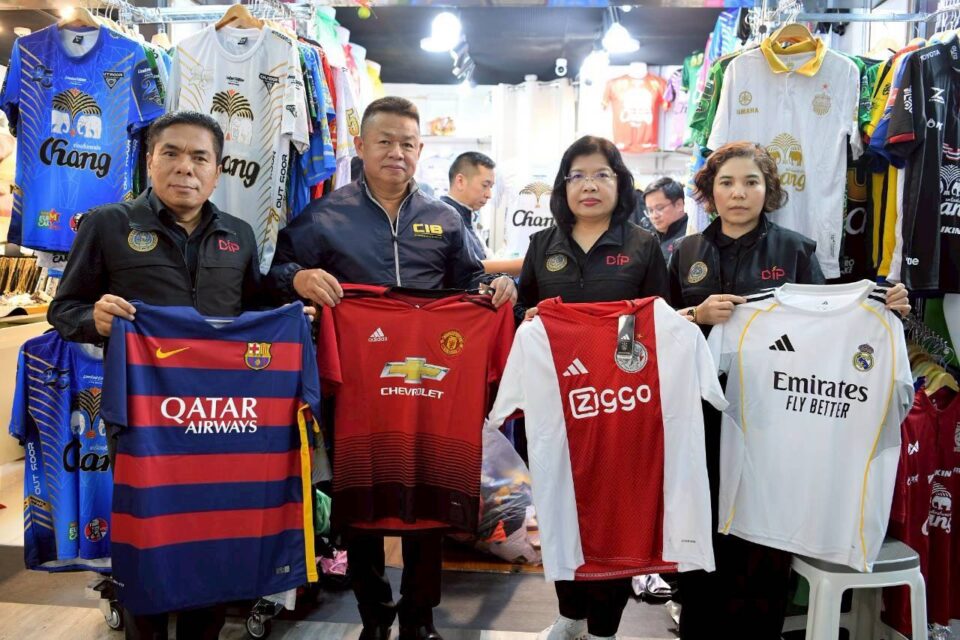 กรมทรัพย์สินทางปัญญา จับมือ บก.ปอศ.บุกจับสินค้าละเมิดลิขสิทธิ์ พบของปลอมแบรนด์ดังเพียบ มูลค่ากว่า 70 ล้านบาท กรมทรัพย์สินทางปัญญา จับมือ บก.ปอศ.บุกจับสินค้าละเมิดลิขสิทธิ์ พบของปลอมแบรนด์ดังเพียบ มูลค่ากว่า 70 ล้านบาท