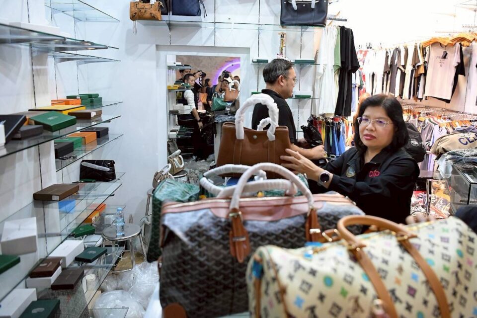 กรมทรัพย์สินทางปัญญา จับมือ บก.ปอศ.บุกจับสินค้าละเมิดลิขสิทธิ์ พบของปลอมแบรนด์ดังเพียบ มูลค่ากว่า 70 ล้านบาท กรมทรัพย์สินทางปัญญา จับมือ บก.ปอศ.บุกจับสินค้าละเมิดลิขสิทธิ์ พบของปลอมแบรนด์ดังเพียบ มูลค่ากว่า 70 ล้านบาท