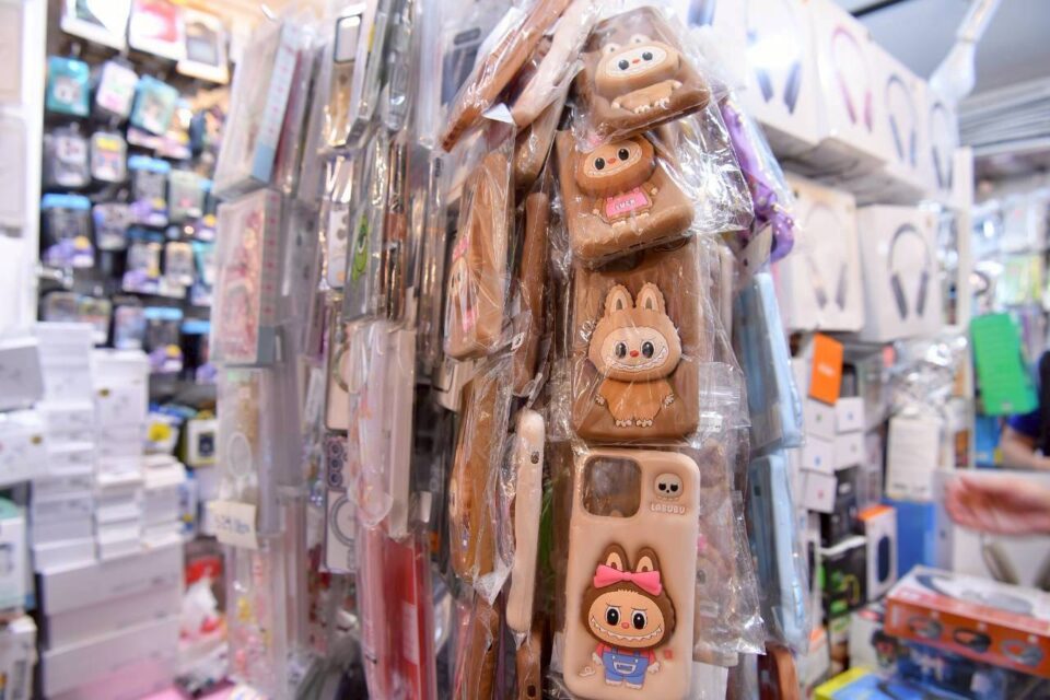 กรมทรัพย์สินทางปัญญา จับมือ บก.ปอศ.บุกจับสินค้าละเมิดลิขสิทธิ์ พบของปลอมแบรนด์ดังเพียบ มูลค่ากว่า 70 ล้านบาท กรมทรัพย์สินทางปัญญา จับมือ บก.ปอศ.บุกจับสินค้าละเมิดลิขสิทธิ์ พบของปลอมแบรนด์ดังเพียบ มูลค่ากว่า 70 ล้านบาท