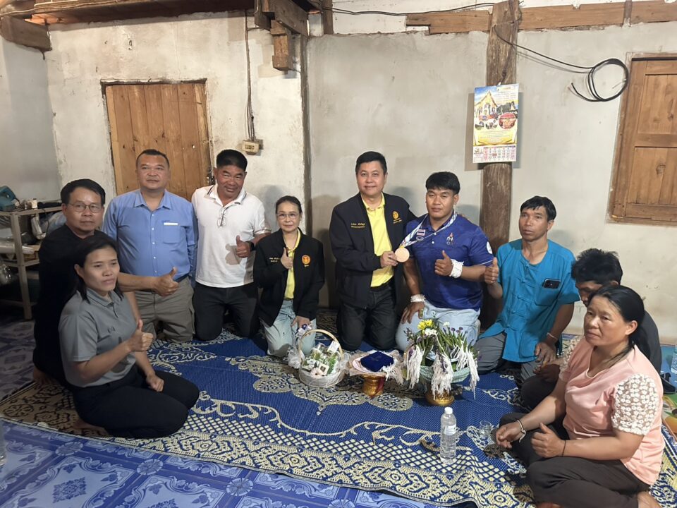 "สว.มังกร" มอบทุน "พีรวัส" คว้าทองแดงมวยปล้ำ สร้างชื่อคนน่าน "สว.มังกร" มอบทุน "พีรวัส" คว้าทองแดงมวยปล้ำ สร้างชื่อคนน่าน