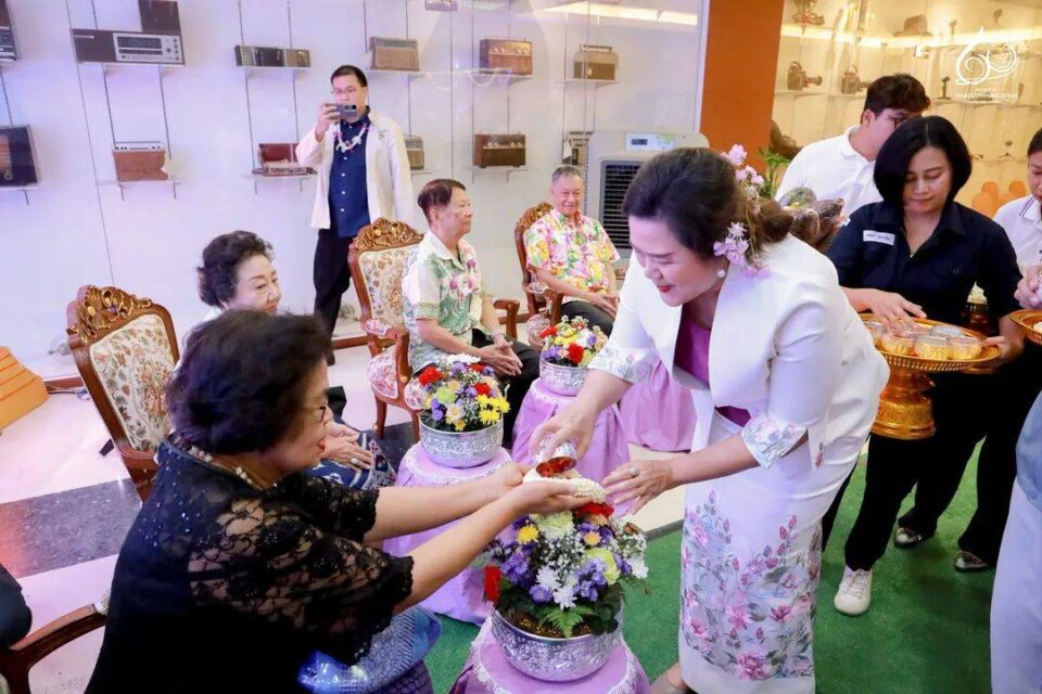 "หลา 32" นั่งนายกศิษย์เก่าสื่อสารฯ มช.คนใหม่ Masscom CMU จัดรดน้ำดำหัวคณาจารย์ "หลา 32" นั่งนายกศิษย์เก่าสื่อสารฯ มช.คนใหม่ Masscom CMU จัดรดน้ำดำหัวคณาจารย์