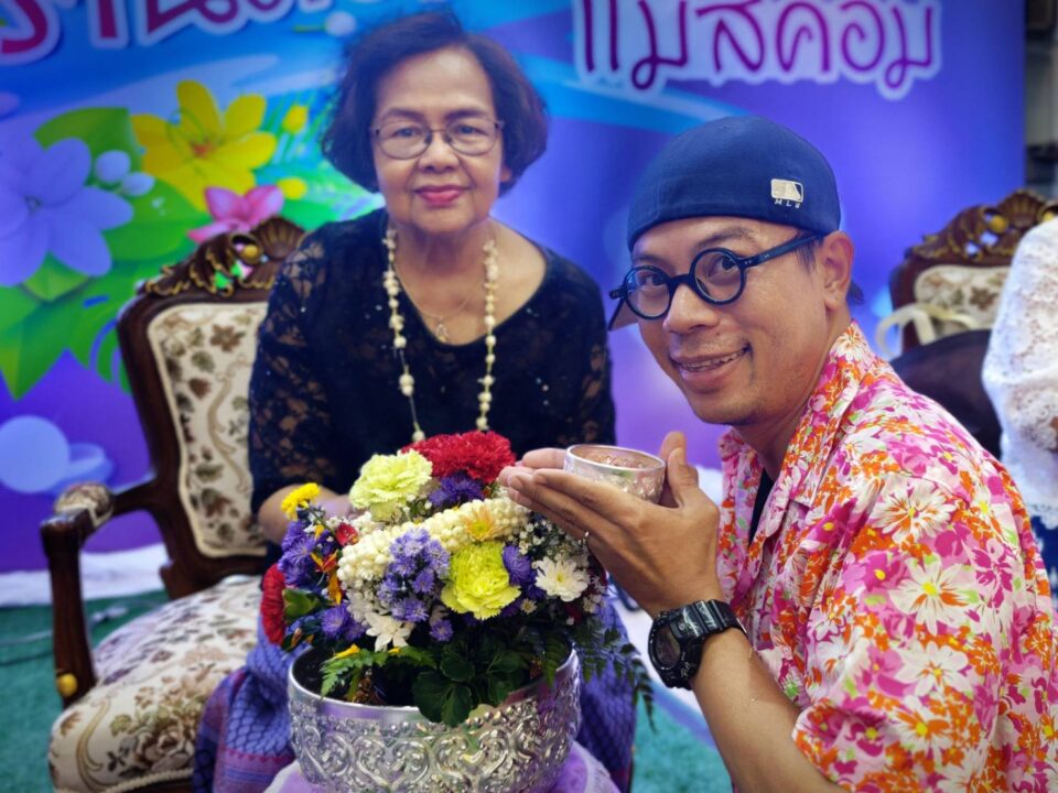 "หลา 32" นั่งนายกศิษย์เก่าสื่อสารฯ มช.คนใหม่ Masscom CMU จัดรดน้ำดำหัวคณาจารย์ "หลา 32" นั่งนายกศิษย์เก่าสื่อสารฯ มช.คนใหม่ Masscom CMU จัดรดน้ำดำหัวคณาจารย์