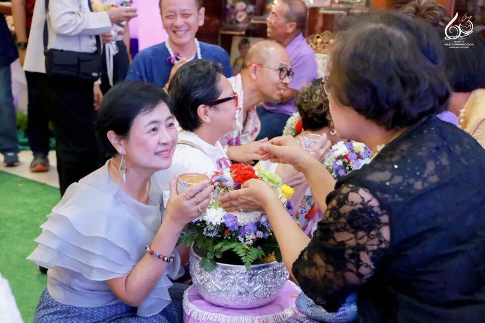 "หลา 32" นั่งนายกศิษย์เก่าสื่อสารฯ มช.คนใหม่ Masscom CMU จัดรดน้ำดำหัวคณาจารย์ "หลา 32" นั่งนายกศิษย์เก่าสื่อสารฯ มช.คนใหม่ Masscom CMU จัดรดน้ำดำหัวคณาจารย์