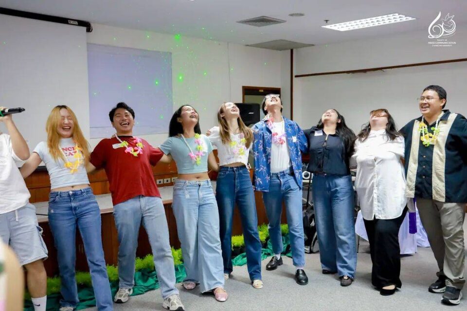 "หลา 32" นั่งนายกศิษย์เก่าสื่อสารฯ มช.คนใหม่ Masscom CMU จัดรดน้ำดำหัวคณาจารย์ "หลา 32" นั่งนายกศิษย์เก่าสื่อสารฯ มช.คนใหม่ Masscom CMU จัดรดน้ำดำหัวคณาจารย์