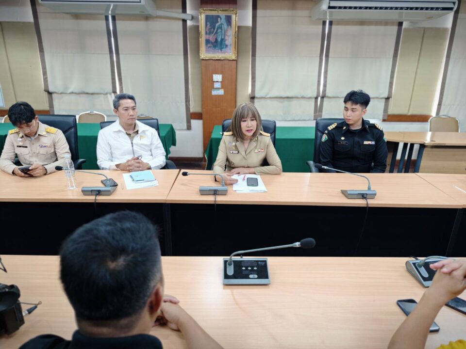 ผวาแฟร์กระหึ่ม 17 วัน! ชาวบ้านโวยทำป่วยติดเตียงไม่ได้นอน "ผอ.คลองสามวา" งัด กม.คุมเข้ม ผวาแฟร์กระหึ่ม 17 วัน! ชาวบ้านโวยทำป่วยติดเตียงไม่ได้นอน "ผอ.คลองสามวา" งัด กม.คุมเข้ม