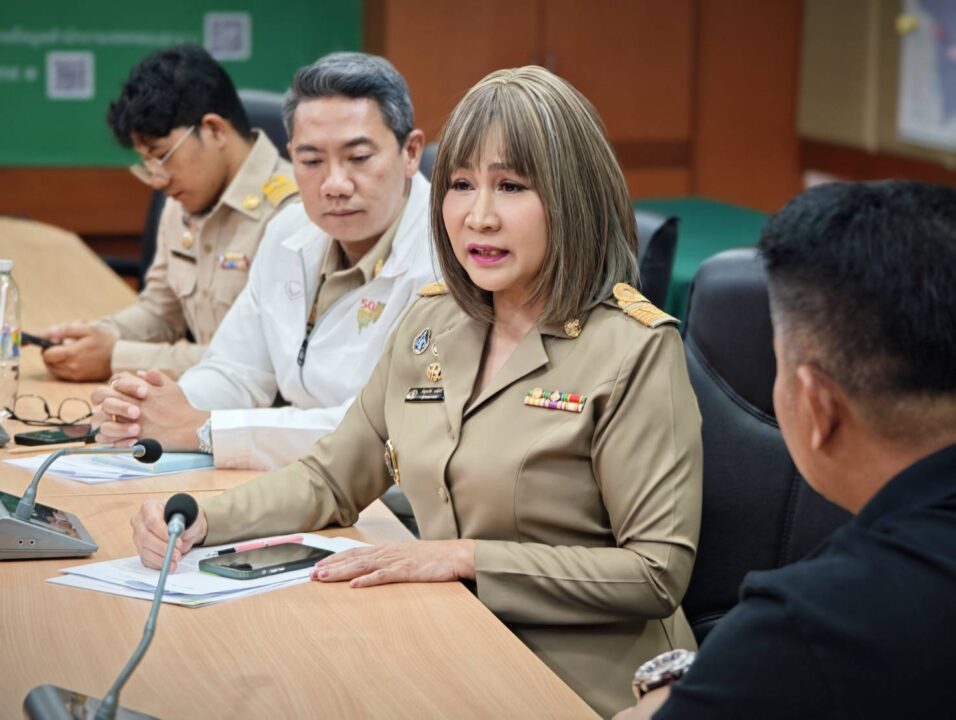 ผวาแฟร์กระหึ่ม 17 วัน! ชาวบ้านโวยทำป่วยติดเตียงไม่ได้นอน "ผอ.คลองสามวา" งัด กม.คุมเข้ม ผวาแฟร์กระหึ่ม 17 วัน! ชาวบ้านโวยทำป่วยติดเตียงไม่ได้นอน "ผอ.คลองสามวา" งัด กม.คุมเข้ม