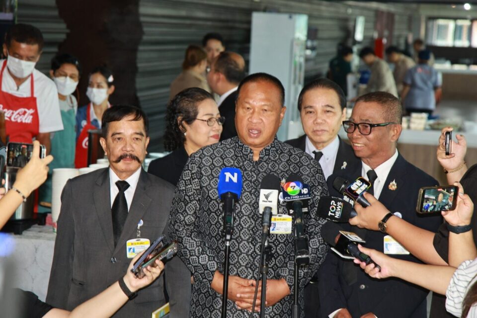 บิ๊กเกรียง" นำสว.จ่ายตังค์ซื้อข้าวกินเอง มั่นใจลดงบประมาณได้มาก จาก 800 บ.เหลือ 200 บ.ต่อคน บิ๊กเกรียง" นำสว.จ่ายตังค์ซื้อข้าวกินเอง มั่นใจลดงบประมาณได้มาก จาก 800 บ.เหลือ 200 บ.ต่อคน