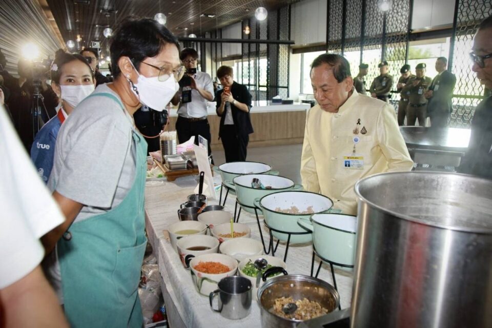 บิ๊กเกรียง" นำสว.จ่ายตังค์ซื้อข้าวกินเอง มั่นใจลดงบประมาณได้มาก จาก 800 บ.เหลือ 200 บ.ต่อคน บิ๊กเกรียง" นำสว.จ่ายตังค์ซื้อข้าวกินเอง มั่นใจลดงบประมาณได้มาก จาก 800 บ.เหลือ 200 บ.ต่อคน