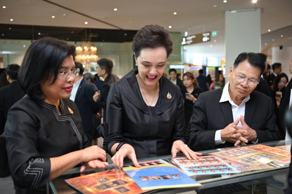 พาณิชย์” จัดนิทรรศการเปิดตัวดวงตราไปรษณียากรเฉลิมพระเกียรติ"สมเด็จพระเจ้าลูกเธอเจ้าฟ้าสิริวัณณวรี นารีรัตนราชกัญญา" เนื่องในโอกาส WIPO ทูลเกล้าฯ ถวายรางวัลความเป็นเลิศด้านการสร้างสรรค์ พาณิชย์” จัดนิทรรศการเปิดตัวดวงตราไปรษณียากรเฉลิมพระเกียรติ"สมเด็จพระเจ้าลูกเธอเจ้าฟ้าสิริวัณณวรี นารีรัตนราชกัญญา" เนื่องในโอกาส WIPO ทูลเกล้าฯ ถวายรางวัลความเป็นเลิศด้านการสร้างสรรค์