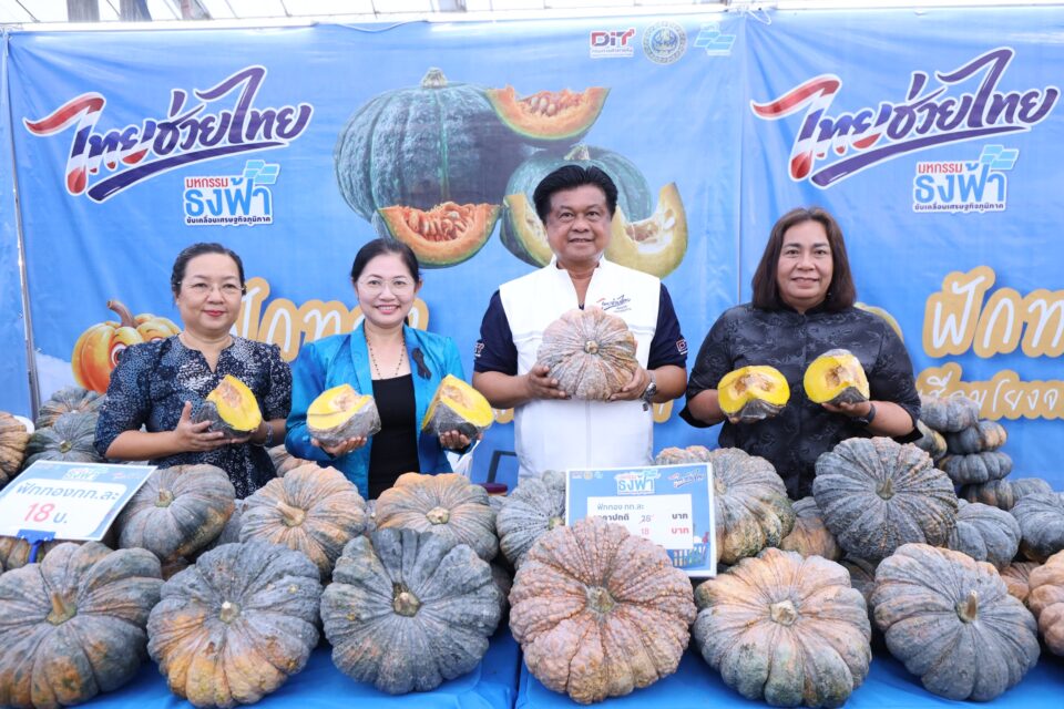 “พาณิชย์” ยกทัพสินค้าราคาประหยัดจำหน่ายสินค้าราคาประหยัดให้ชาวนราธิวาสในงาน “มหกรรมธงฟ้าขับเคลื่อนเศรษฐกิจภูมิภาค” “พาณิชย์” ยกทัพสินค้าราคาประหยัดจำหน่ายสินค้าราคาประหยัดให้ชาวนราธิวาสในงาน “มหกรรมธงฟ้าขับเคลื่อนเศรษฐกิจภูมิภาค”