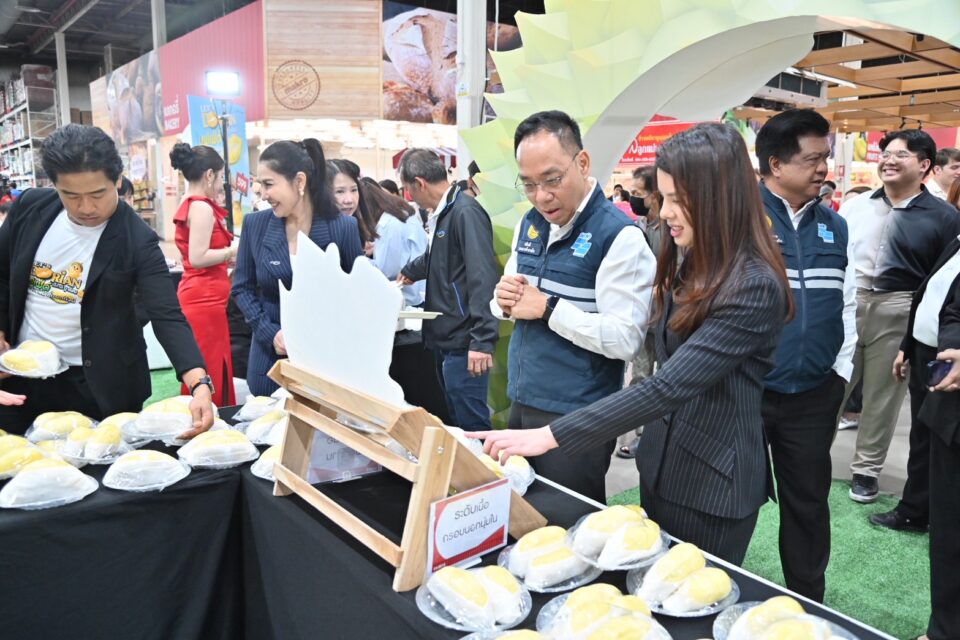 “พาณิชย์” ผนึก CP Axtra เดินหน้าแคมเปญ “Thailand : The Land of Tropical Fruits” ดันทุเรียนไทยคุณภาพดีสู่ผู้บริโภคทั่วประเทศ พร้อมเร่งทำตลาดเชิงรุกดึงราคาก่อนผลผลิตออกสู่ตลาด ตั้งเป้าหนุนการบริโภคทุเรียนภายในประเทศมากกว่า 500,000 ตัน “พาณิชย์” ผนึก CP Axtra เดินหน้าแคมเปญ “Thailand : The Land of Tropical Fruits” ดันทุเรียนไทยคุณภาพดีสู่ผู้บริโภคทั่วประเทศ พร้อมเร่งทำตลาดเชิงรุกดึงราคาก่อนผลผลิตออกสู่ตลาด ตั้งเป้าหนุนการบริโภคทุเรียนภายในประเทศมากกว่า 500,000 ตัน