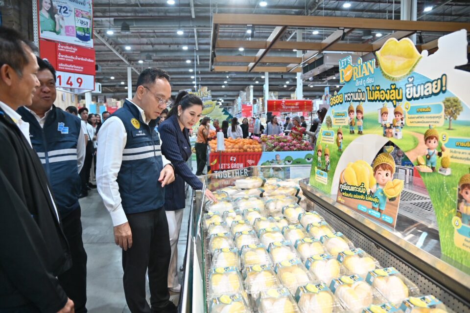“พาณิชย์” ผนึก CP Axtra เดินหน้าแคมเปญ “Thailand : The Land of Tropical Fruits” ดันทุเรียนไทยคุณภาพดีสู่ผู้บริโภคทั่วประเทศ พร้อมเร่งทำตลาดเชิงรุกดึงราคาก่อนผลผลิตออกสู่ตลาด ตั้งเป้าหนุนการบริโภคทุเรียนภายในประเทศมากกว่า 500,000 ตัน “พาณิชย์” ผนึก CP Axtra เดินหน้าแคมเปญ “Thailand : The Land of Tropical Fruits” ดันทุเรียนไทยคุณภาพดีสู่ผู้บริโภคทั่วประเทศ พร้อมเร่งทำตลาดเชิงรุกดึงราคาก่อนผลผลิตออกสู่ตลาด ตั้งเป้าหนุนการบริโภคทุเรียนภายในประเทศมากกว่า 500,000 ตัน