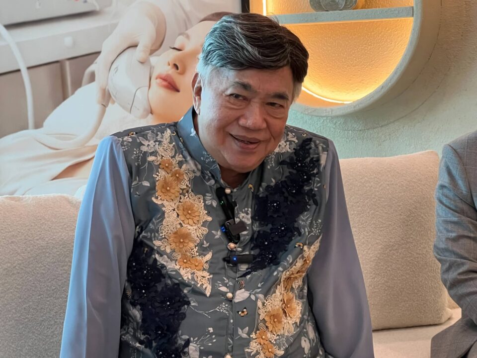 "ดร.เสรี" สุดปลื้ม สำนึกในพระมหากรุณาธิคุณ เปิดใจหลังหายป่วยเนื้องอกในสมอง นอนกอดตุ๊กตาพระราชทานทุกคืน "ดร.เสรี" สุดปลื้ม สำนึกในพระมหากรุณาธิคุณ เปิดใจหลังหายป่วยเนื้องอกในสมอง นอนกอดตุ๊กตาพระราชทานทุกคืน