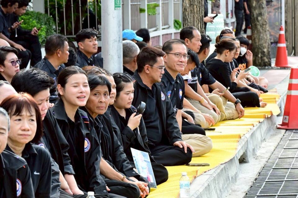 “วีระศักดิ์ โควสุรัตน์” ส่งขบวนรถเคลื่อนพระศพเจ้าฟ้าพัชรกิติยาภาฯ ชูป้ายสานต่อพระปณิธานช่วยเหลือผู้ประสบอุทกภัย “วีระศักดิ์ โควสุรัตน์” ส่งขบวนรถเคลื่อนพระศพเจ้าฟ้าพัชรกิติยาภาฯ ชูป้ายสานต่อพระปณิธานช่วยเหลือผู้ประสบอุทกภัย