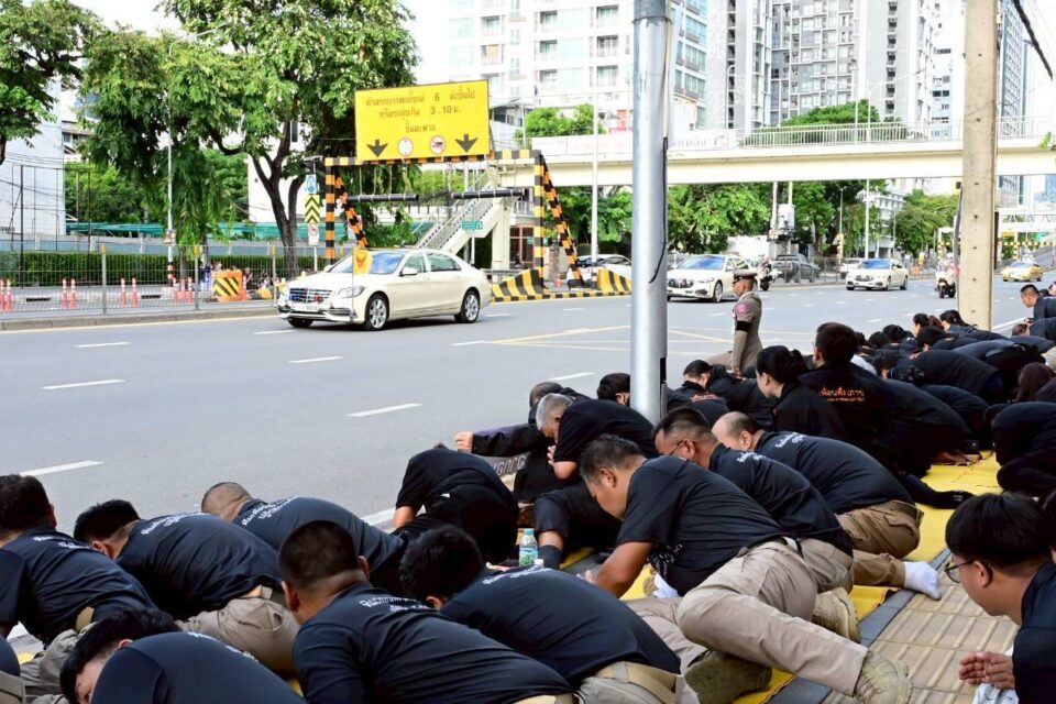 “วีระศักดิ์ โควสุรัตน์” ส่งขบวนรถเคลื่อนพระศพเจ้าฟ้าพัชรกิติยาภาฯ ชูป้ายสานต่อพระปณิธานช่วยเหลือผู้ประสบอุทกภัย “วีระศักดิ์ โควสุรัตน์” ส่งขบวนรถเคลื่อนพระศพเจ้าฟ้าพัชรกิติยาภาฯ ชูป้ายสานต่อพระปณิธานช่วยเหลือผู้ประสบอุทกภัย
