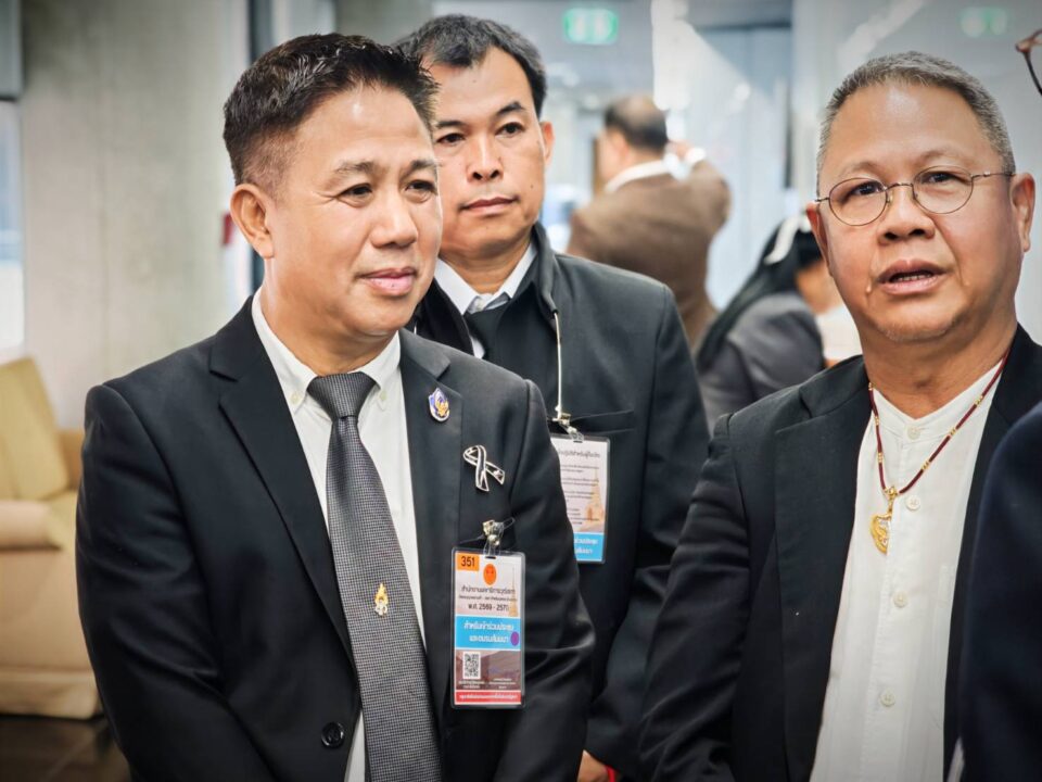 "ผศ.ประพัฒน์" บุกสภาสูง ทวงคืนเก้าอี้อธิการฯ "มทร.ล้านนา" ลั่น ศาลชี้บริสุทธิ์สั่งคืนสิทธิ์ แต่โดนเตะถ่วง "ผศ.ประพัฒน์" บุกสภาสูง ทวงคืนเก้าอี้อธิการฯ "มทร.ล้านนา" ลั่น ศาลชี้บริสุทธิ์สั่งคืนสิทธิ์ แต่โดนเตะถ่วง