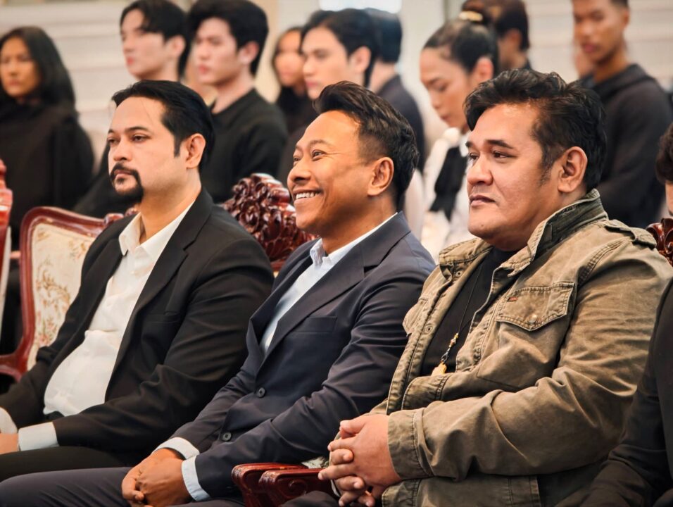 "เสกสกล" ชู "นายขนมต้ม" ปลุกซอฟต์พาวเวอร์ ดึงฮอลลีวูดดันมวยไทยผงาดโลก ลั่นถ้ามีอำนาจจะทุ่มงบไม่อั้น! "เสกสกล" ชู "นายขนมต้ม" ปลุกซอฟต์พาวเวอร์ ดึงฮอลลีวูดดันมวยไทยผงาดโลก ลั่นถ้ามีอำนาจจะทุ่มงบไม่อั้น!