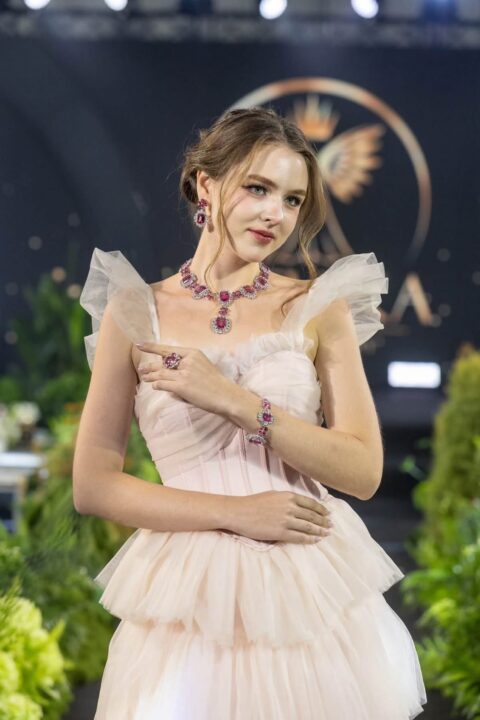 "TAEVIKA QUEEN OF JEWELRY" เผยโฉมทายาทรุ่นใหม่ รับไม้ต่อสืบทอดศาสตร์แห่งอัญมณี "TAEVIKA QUEEN OF JEWELRY" เผยโฉมทายาทรุ่นใหม่ รับไม้ต่อสืบทอดศาสตร์แห่งอัญมณี