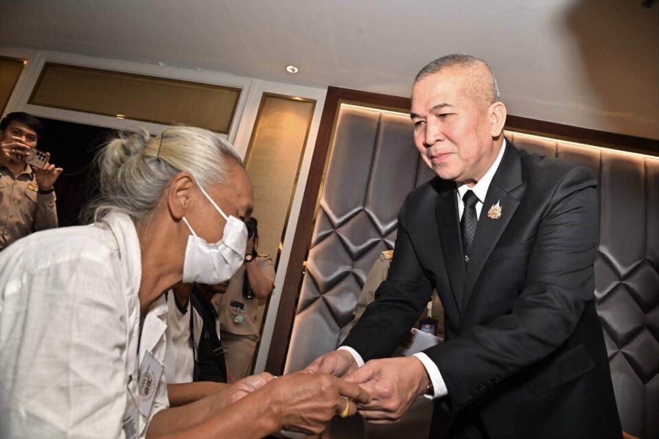 "รุทธพล" มอบเงินเยียวยาเหยื่อไฟไหม้ "โรงเบียร์ ณ ลาดพร้าว" "รุทธพล" มอบเงินเยียวยาเหยื่อไฟไหม้ "โรงเบียร์ ณ ลาดพร้าว"