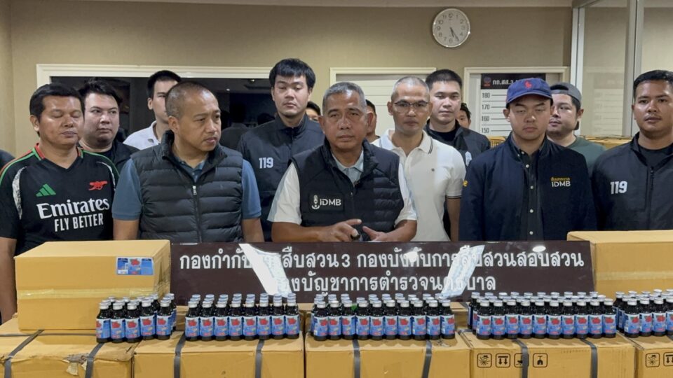 สืบนครบาลบุกยึดยาแก้แพ้ปลอม 2 หมื่นขวด! ซุก 103 ลัง เตรียมส่งลงใต้ สืบนครบาลบุกยึดยาแก้แพ้ปลอม 2 หมื่นขวด! ซุก 103 ลัง เตรียมส่งลงใต้