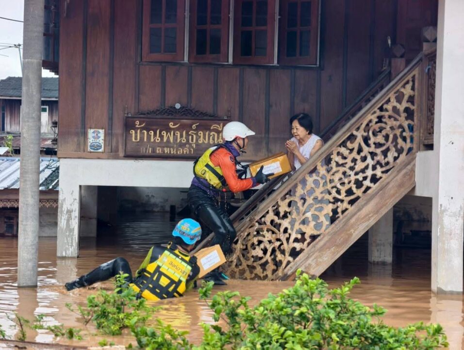 ทีมเพื่อนพึ่ง(ภาฯ)อาสาลุยน้ำช่วยชาวน่านที่ประสบภัยน้ำท่วม พร้อมนำอาหารสำเร็จรูปแจกผู้ที่ติดอยู่ในบ้านเพื่อบรรเทาความเดือดร้อน ทีมเพื่อนพึ่ง(ภาฯ)อาสาลุยน้ำช่วยชาวน่านที่ประสบภัยน้ำท่วม พร้อมนำอาหารสำเร็จรูปแจกผู้ที่ติดอยู่ในบ้านเพื่อบรรเทาความเดือดร้อน