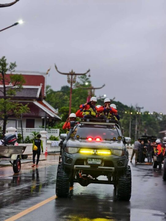 ทีมเพื่อนพึ่ง(ภาฯ)อาสาลุยน้ำช่วยชาวน่านที่ประสบภัยน้ำท่วม พร้อมนำอาหารสำเร็จรูปแจกผู้ที่ติดอยู่ในบ้านเพื่อบรรเทาความเดือดร้อน ทีมเพื่อนพึ่ง(ภาฯ)อาสาลุยน้ำช่วยชาวน่านที่ประสบภัยน้ำท่วม พร้อมนำอาหารสำเร็จรูปแจกผู้ที่ติดอยู่ในบ้านเพื่อบรรเทาความเดือดร้อน