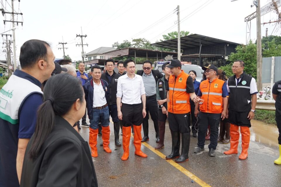 รองนายกรัฐมนตรี ลงพื้นที่จังหวัดน่าน เยี่ยมศูนย์ดูแลสุขภาพ-ลงเรือมอบสิ่งของช่วยผู้ประสบอุทกภัย เร่งบรรเทาความเดือดร้อนกลุ่มเปราะบาง รองนายกรัฐมนตรี ลงพื้นที่จังหวัดน่าน เยี่ยมศูนย์ดูแลสุขภาพ-ลงเรือมอบสิ่งของช่วยผู้ประสบอุทกภัย เร่งบรรเทาความเดือดร้อนกลุ่มเปราะบาง