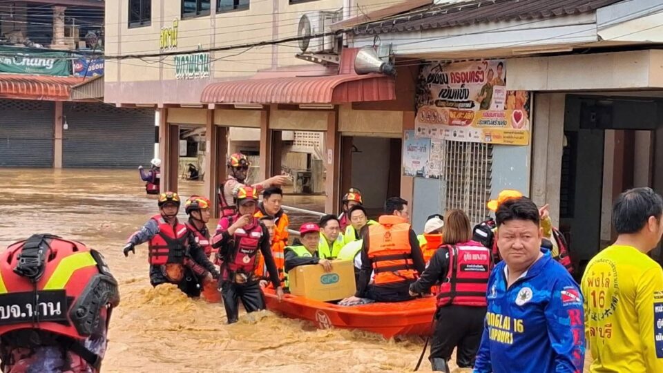 รองนายกรัฐมนตรี ลงพื้นที่จังหวัดน่าน เยี่ยมศูนย์ดูแลสุขภาพ-ลงเรือมอบสิ่งของช่วยผู้ประสบอุทกภัย เร่งบรรเทาความเดือดร้อนกลุ่มเปราะบาง รองนายกรัฐมนตรี ลงพื้นที่จังหวัดน่าน เยี่ยมศูนย์ดูแลสุขภาพ-ลงเรือมอบสิ่งของช่วยผู้ประสบอุทกภัย เร่งบรรเทาความเดือดร้อนกลุ่มเปราะบาง