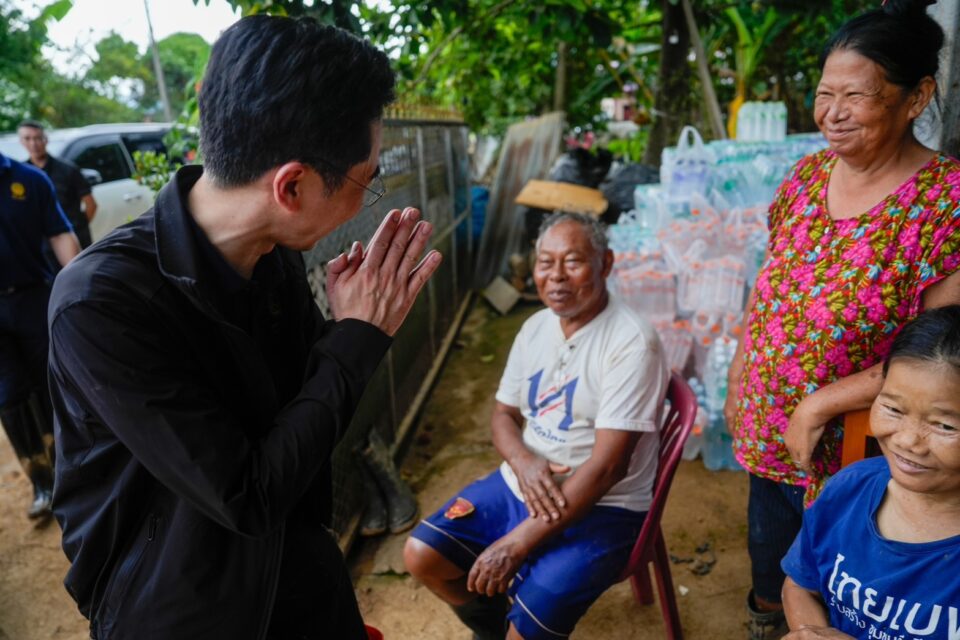 รองนายกฯ "ยศชนัน" ลงพื้นที่เร่งฟื้นฟูอุทกภัย จ.น่าน อีกรอบ ควบคู่ขยายวงเงินฉุกเฉิน 100 ล้าน หลัง ครม. เคาะงบเยียวยา เสียชีวิต 2 ล้าน ด้านท้องถิ่นอำนวยความสะดวกผู้ประสบภัย ไม่ต้องถ่ายเอกสาร-แนบรูป ลัดขั้นตอนแจ้งผู้นำชุมชน ส่งต่ออำเภอดำเนินการเยียวยา รองนายกฯ "ยศชนัน" ลงพื้นที่เร่งฟื้นฟูอุทกภัย จ.น่าน อีกรอบ ควบคู่ขยายวงเงินฉุกเฉิน 100 ล้าน หลัง ครม. เคาะงบเยียวยา เสียชีวิต 2 ล้าน ด้านท้องถิ่นอำนวยความสะดวกผู้ประสบภัย ไม่ต้องถ่ายเอกสาร-แนบรูป ลัดขั้นตอนแจ้งผู้นำชุมชน ส่งต่ออำเภอดำเนินการเยียวยา