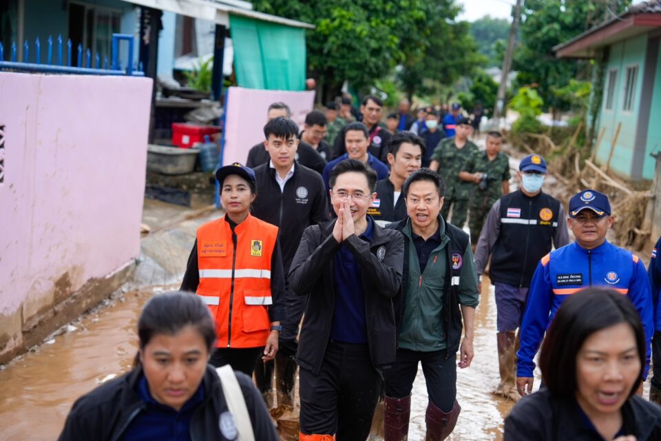 รองนายกฯ "ยศชนัน" ลงพื้นที่เร่งฟื้นฟูอุทกภัย จ.น่าน อีกรอบ ควบคู่ขยายวงเงินฉุกเฉิน 100 ล้าน หลัง ครม. เคาะงบเยียวยา เสียชีวิต 2 ล้าน ด้านท้องถิ่นอำนวยความสะดวกผู้ประสบภัย ไม่ต้องถ่ายเอกสาร-แนบรูป ลัดขั้นตอนแจ้งผู้นำชุมชน ส่งต่ออำเภอดำเนินการเยียวยา รองนายกฯ "ยศชนัน" ลงพื้นที่เร่งฟื้นฟูอุทกภัย จ.น่าน อีกรอบ ควบคู่ขยายวงเงินฉุกเฉิน 100 ล้าน หลัง ครม. เคาะงบเยียวยา เสียชีวิต 2 ล้าน ด้านท้องถิ่นอำนวยความสะดวกผู้ประสบภัย ไม่ต้องถ่ายเอกสาร-แนบรูป ลัดขั้นตอนแจ้งผู้นำชุมชน ส่งต่ออำเภอดำเนินการเยียวยา