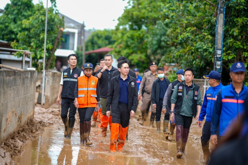 รองนายกฯ "ยศชนัน" ลงพื้นที่เร่งฟื้นฟูอุทกภัย จ.น่าน อีกรอบ ควบคู่ขยายวงเงินฉุกเฉิน 100 ล้าน หลัง ครม. เคาะงบเยียวยา เสียชีวิต 2 ล้าน ด้านท้องถิ่นอำนวยความสะดวกผู้ประสบภัย ไม่ต้องถ่ายเอกสาร-แนบรูป ลัดขั้นตอนแจ้งผู้นำชุมชน ส่งต่ออำเภอดำเนินการเยียวยา รองนายกฯ "ยศชนัน" ลงพื้นที่เร่งฟื้นฟูอุทกภัย จ.น่าน อีกรอบ ควบคู่ขยายวงเงินฉุกเฉิน 100 ล้าน หลัง ครม. เคาะงบเยียวยา เสียชีวิต 2 ล้าน ด้านท้องถิ่นอำนวยความสะดวกผู้ประสบภัย ไม่ต้องถ่ายเอกสาร-แนบรูป ลัดขั้นตอนแจ้งผู้นำชุมชน ส่งต่ออำเภอดำเนินการเยียวยา